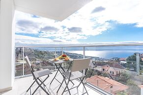 Horizonte Completo II by Atlantic Holiday