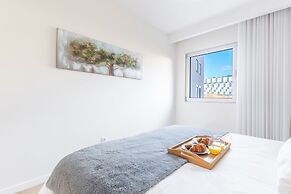 Horizonte Completo II by Atlantic Holiday