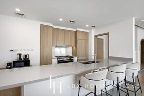 LUX The Dubai Marina Skyline Suite 2