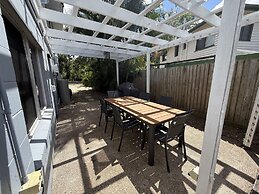 The Palms - Beach Retreat With Pool, Garden, BBQ