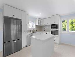 The Palms - Beach Retreat With Pool, Garden, BBQ