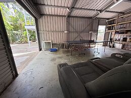 The Palms - Beach Retreat With Pool, Garden, BBQ