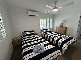 The Palms - Beach Retreat With Pool, Garden, BBQ