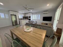 The Palms - Beach Retreat With Pool, Garden, BBQ