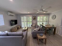 The Palms - Beach Retreat With Pool, Garden, BBQ
