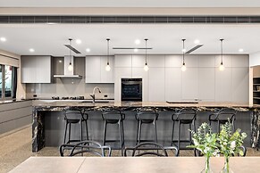 Striking Luxury Home With Garden & BBQ
