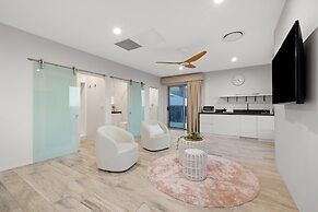 Striking Luxury Home With Garden & BBQ