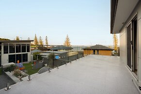 Striking Luxury Home With Garden & BBQ