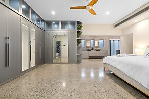 Striking Luxury Home With Garden & BBQ