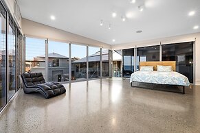Striking Luxury Home With Garden & BBQ