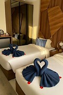 Pharaonic Pyramids Inn