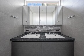 THE VELLMORE
