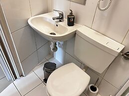 Pleasant 2BR Apt Near U6 Schöpfwerk