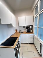 Pleasant 2BR Apt Near U6 Schöpfwerk