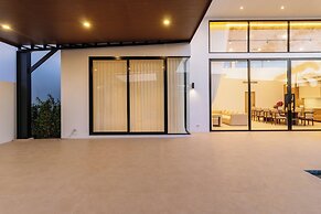 New 4BR Pool Villa Modern Oasis V283