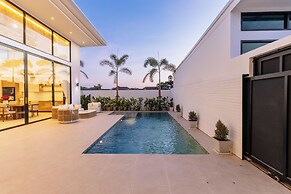 New 4BR Pool Villa Modern Oasis V283