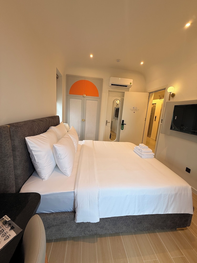 Maharaja Lounge & Hotels