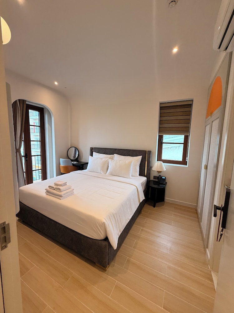 Maharaja Lounge & Hotels