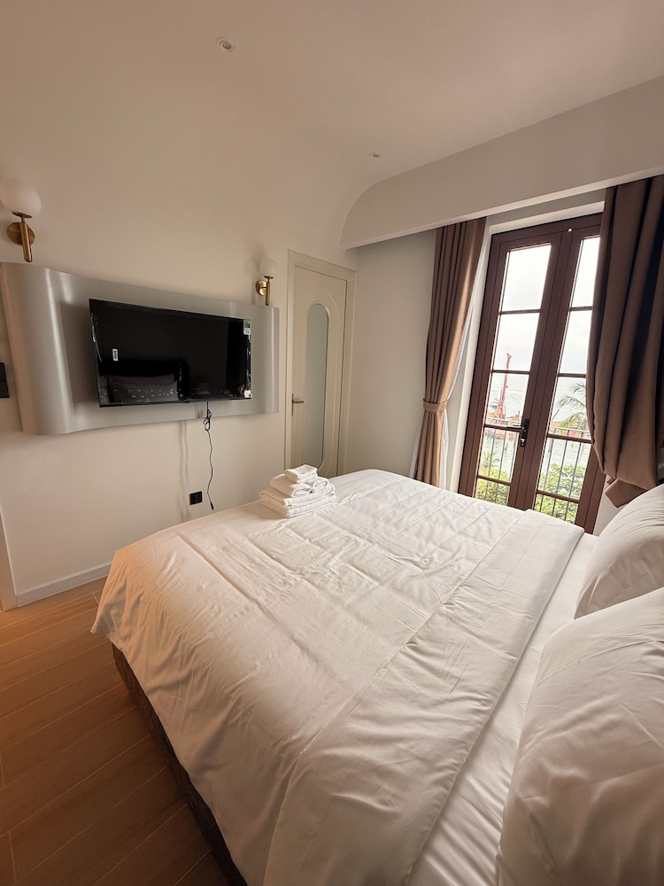 Maharaja Lounge & Hotels