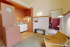 Joivy Pleasant 1-bed Flat w/ Shared Courtyard