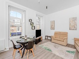 Family - Central - Parking - Wifi - Sleeps 4