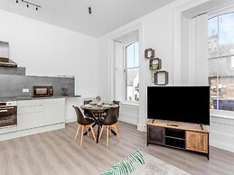 Family - Central - Parking - Wifi - Sleeps 4