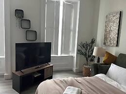 Family - Central - Parking - Wifi - Sleeps 4