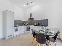 Family - Central - Parking - Wifi - Sleeps 4