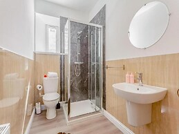 Family - Central - Parking - Wifi - Sleeps 4