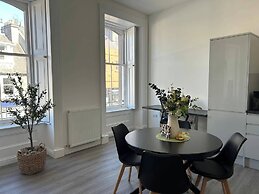 Family - Central - Parking - Wifi - Sleeps 4