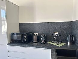 Family - Central - Parking - Wifi - Sleeps 4