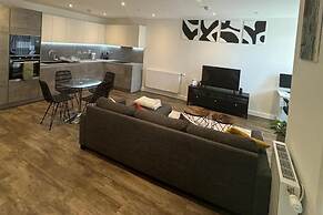 Barking Bliss - Bright Apartment With City Views