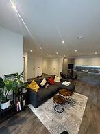 Barking Bliss - Bright Apartment With City Views