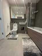 Barking Bliss - Bright Apartment With City Views