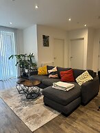 Barking Bliss - Bright Apartment With City Views