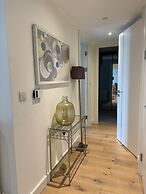 Barking Bliss - Bright Apartment With City Views