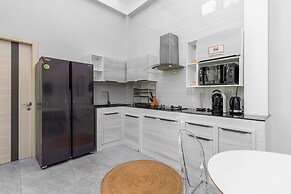 2Story Villa Oasis Close to Beaches V288