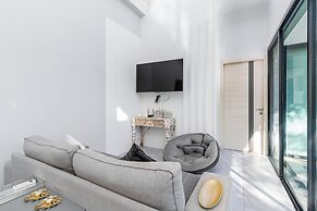 2Story Villa Oasis Close to Beaches V288