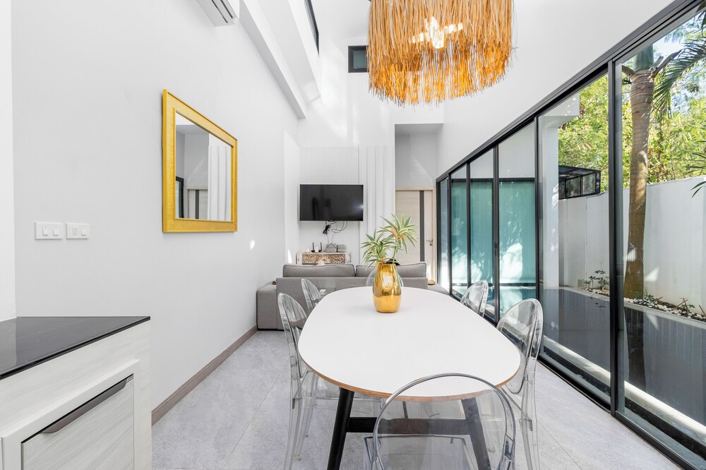 2Story Villa Oasis Close to Beaches V288