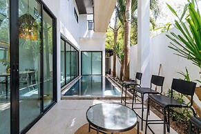 2Story Villa Oasis Close to Beaches V288