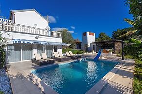 Holiday Home Cadjo With Pool