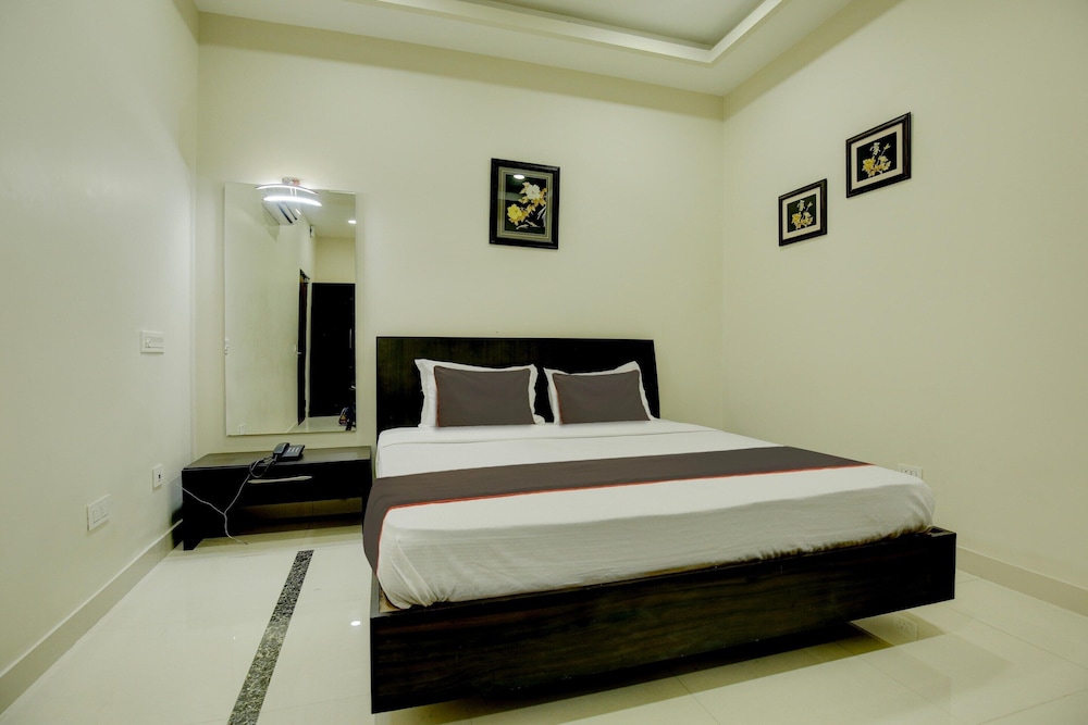 Collection O Ovel Hotel Grand