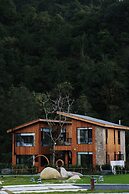 Old River Story Art Mountain Retreat
