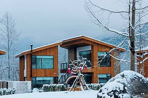 Old River Story Art Mountain Retreat