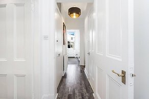 Modern - 2BR Flat Near Easter Road Stadium