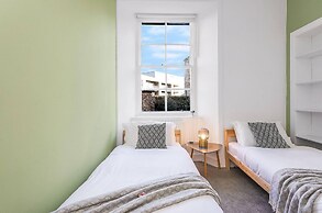 Modern - 2BR Flat Near Easter Road Stadium