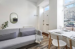 Modern - 2BR Flat Near Easter Road Stadium