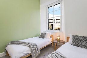 Modern - 2BR Flat Near Easter Road Stadium