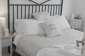Cozy Edinburgh 2BR With CAR Parking