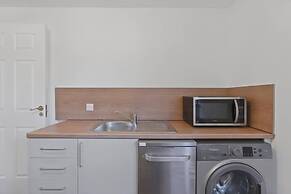 Cozy Edinburgh 2BR With CAR Parking